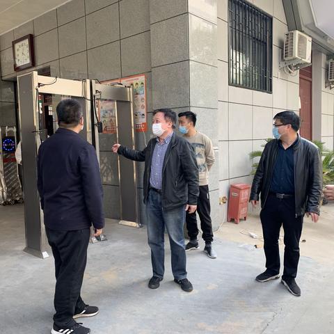 区教育局调研员王乃鸣同志携电教中心成员检查四十四中开学准备工作