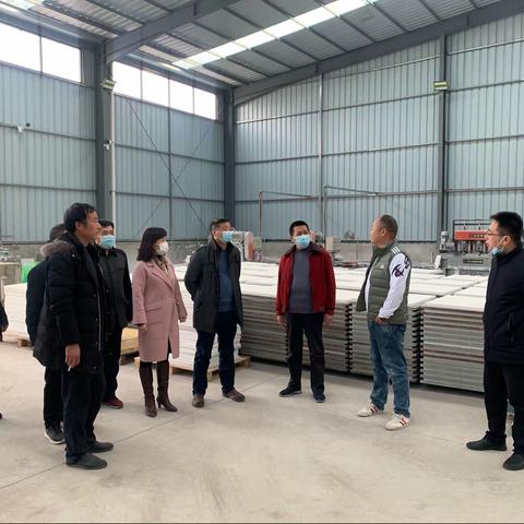 莲湖区大兴新区（土门地区）管委会副主任柏战看望慰问五联村贫困户和驻村工作队