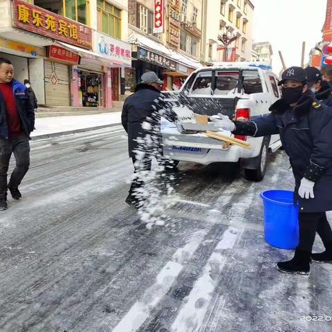 城管局清雪除冰 全力保障市民安全出行