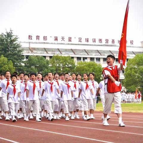 昂首阔步凌云志，腾蛟起凤正少年—— 绣湖中学718军训汇演日