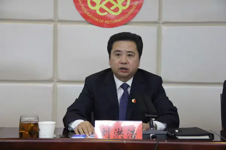 区委书记刘洪浩代表区委,区人大,区政府,区政协,向大会的召开表示热烈