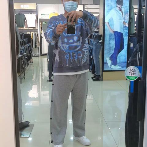 正是青春好时机，争做学霸开学季，威县信誉楼三楼男女裤为奋发图强的学子们准备好了时尚的牛仔裤、卫裤