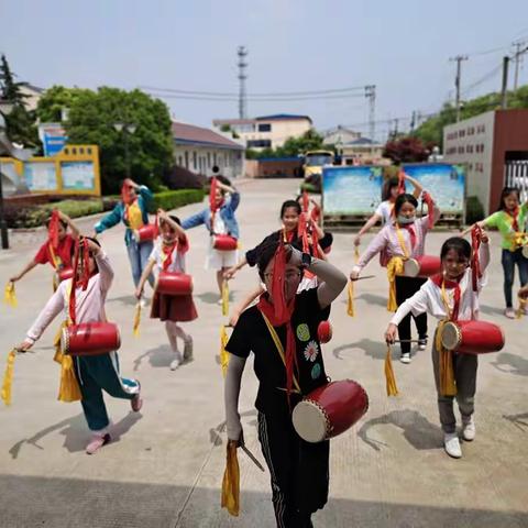 彩绸飞舞，鼓击乐鸣                          ——临泽镇周巷小学腰鼓社团