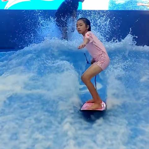 不负好时光    来一场室内冲浪运动