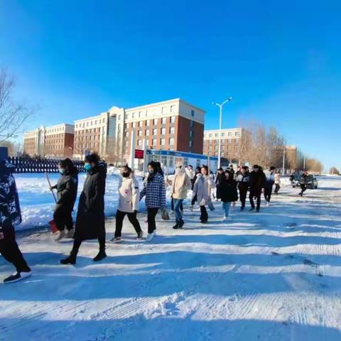 为民服务 积极奉献——药品食品系校外清雪活动