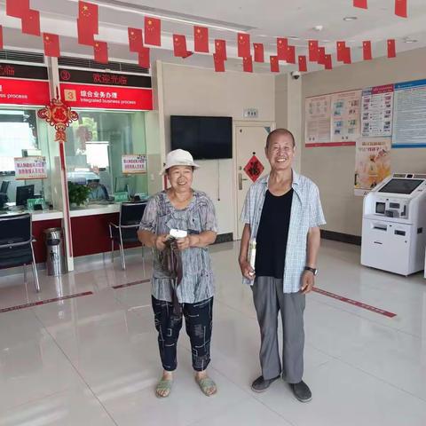留各庄支行开展“热情七月，浓情似火”回馈新老客户厅堂活动