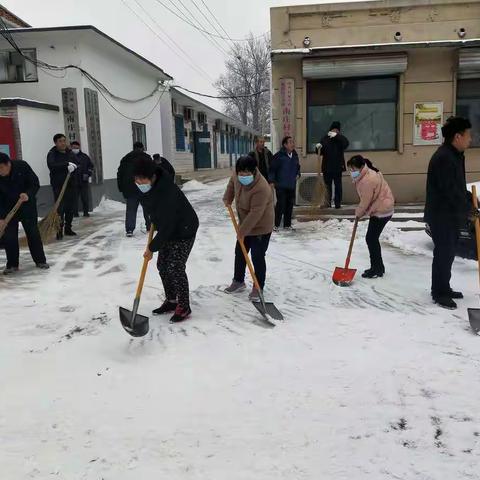 清扫积雪，情暖人心