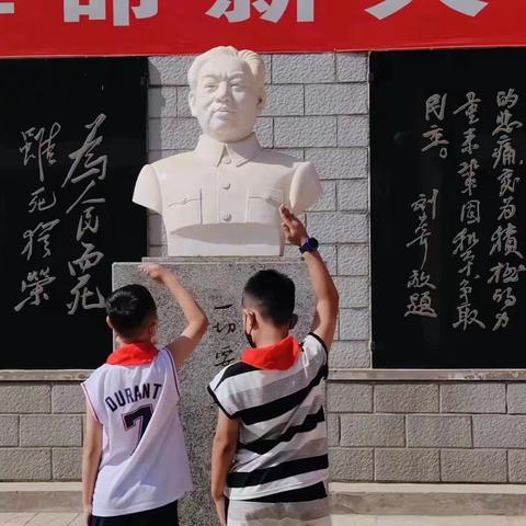 “重温历史    寻访红色足迹”