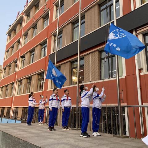 “三月春风暖人心，雷锋精神伴我行”——-七年一班升旗仪式