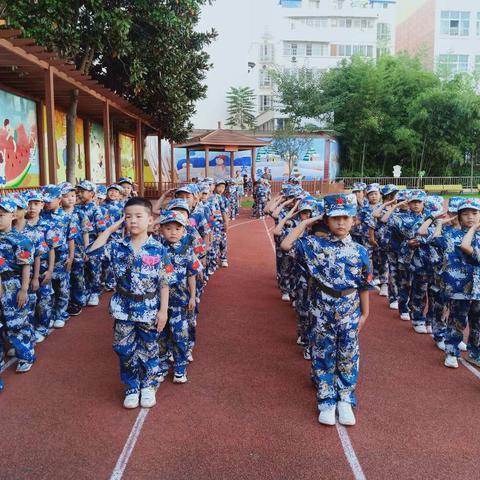 巾帼须眉同出彩    英姿勃发颂青春——平桥三小一2班新生国防教育队列会操纪实