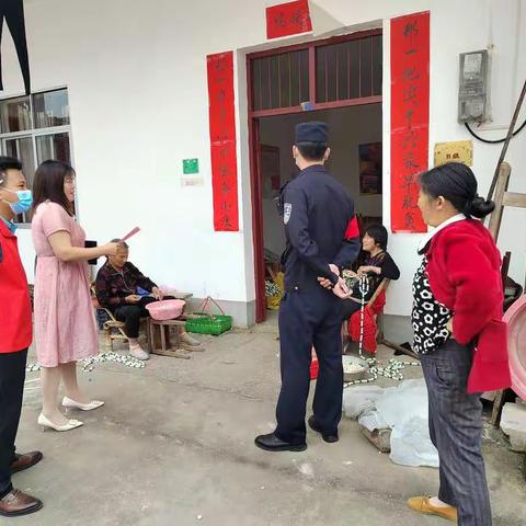 芳溪镇下村入户开展铁路交通安全宣传教育。