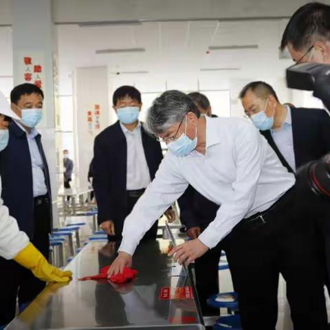 县委书记贾治阜视察初三年级复学工作