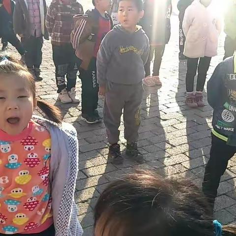 三十家子中心幼儿园孩子们背诵古诗的风采