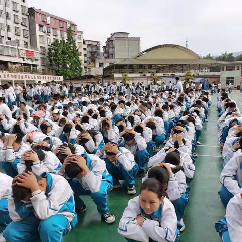 防震减灾，携手安全———竹溪县实验中学开展防震减灾应急演练活动