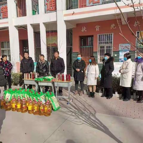 殷切关怀 浓浓问候———春节之际吴屯村代表慰问吴屯小学教师