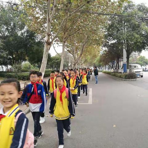 路在脚下，美在心中------正则小学五（6）班秋游