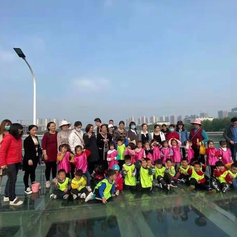 拥抱春天  尽享亲子美好时光——小班徒步活动