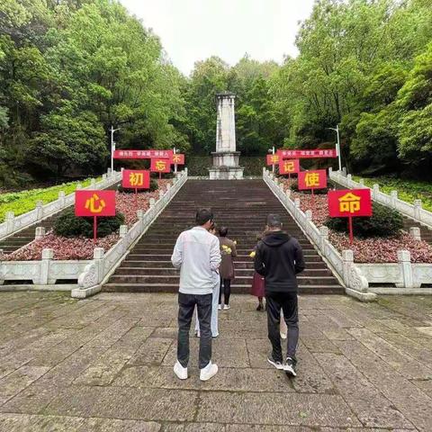 缅怀烈士知史爱党 砥砺奋进初心如磐            ——县口腔医院开展清明祭扫活动