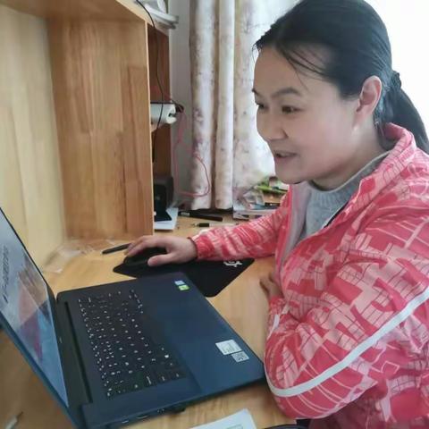 点亮“微萤”之光——疫情下一位教师的责任与担当：沂水县第二实验中学张秀芳