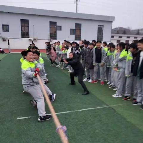 凝心聚力展风采 拔河比赛促团结——沂水第二实验中学举行拔河比赛