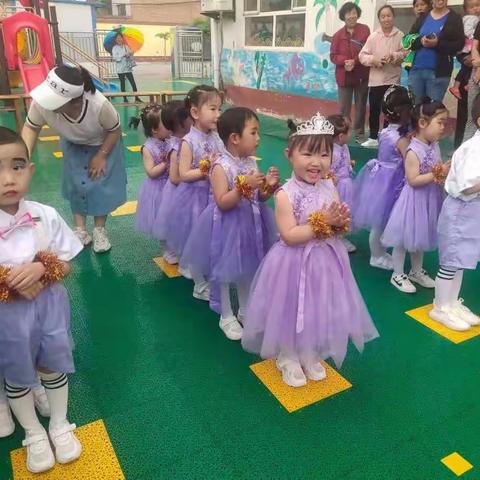 童心向党、逐梦前行                               ——定昌镇中心园小班庆六一文艺汇演剪影