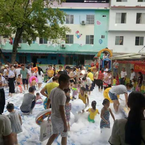 小精灵幼儿园幼儿园《泡沫之夏、水上狂欢》大型亲子活动留影