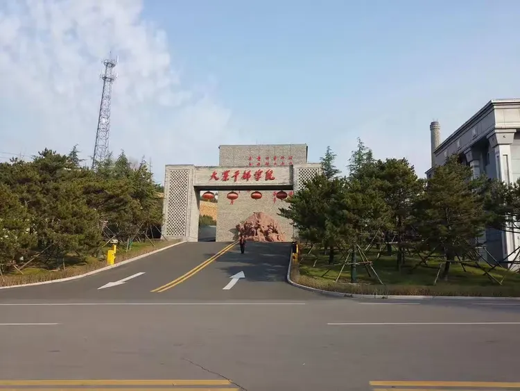 干部摇蓝大寨进村处迎宾广场