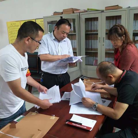 落实精准资助基层行——区教科局吴主席检查我校学生资助工作