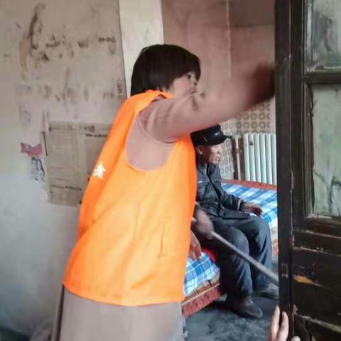 南岭头村巾帼志愿服务队为五保户送温暖