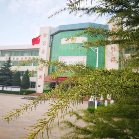 花香欲语静待学子     草树知春溢满校园