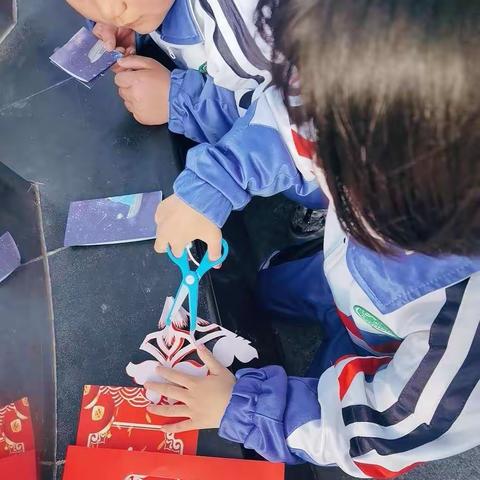 剪窗花，贴对联，欢欢喜喜过大年——油田四小二三中队“我读书我快乐”社团寒假活动