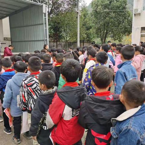 冬日暖阳，喜悦满腔——记高义小学期中考试总结大会