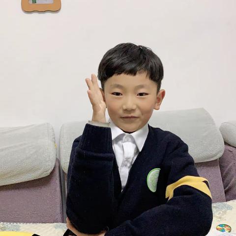 高新区育林小学一一班亲子共读第十四期，主持人：冯子骞。