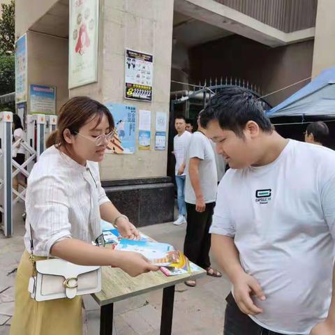 加强平安建设宣传，护一方平安——漳浒寨街道开展平安建设宣传活动