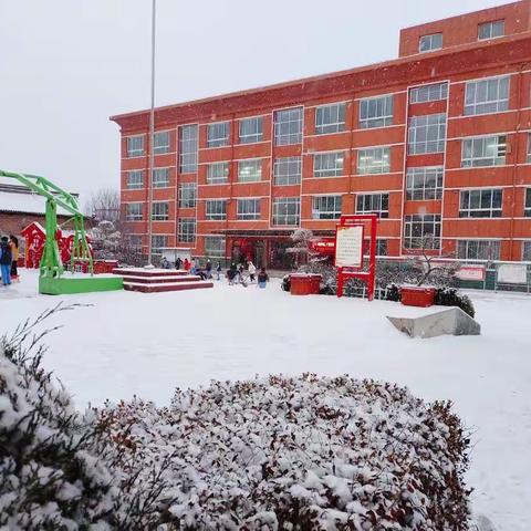 春雪满校园，新春新气象 ——汪川中心小学开展扫雪除冰劳动教育活动