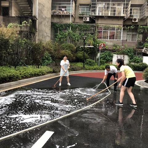 “亮身份 强服务 当先锋”
南昌市政建设集团有限公司开展志愿服务活动