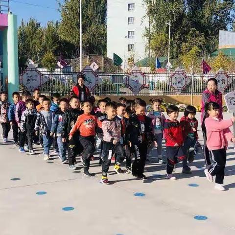 伊宁市第二幼儿园“初心凝聚梦想，点亮快乐童年”大班组秋季趣味运动会