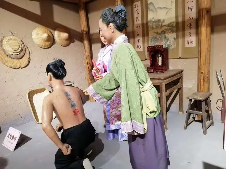 岳母刺字，寄予厚望。