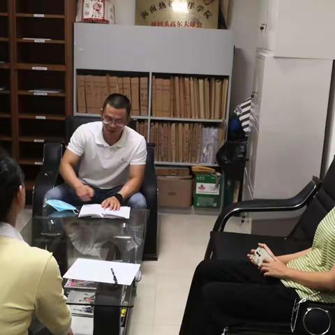 区人社局带抱古村贫困户到企业应聘工作