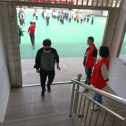 开展应急演练  筑牢防汛安全--硖石乡中开展防汛演练