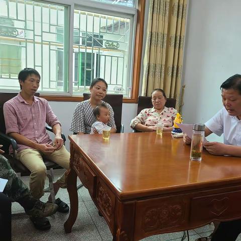胡家墩村村干走村入户宣讲英山红色故事