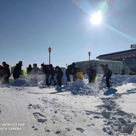 清除路面积雪  保障旅客安全 —— 市铁机办在行动