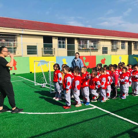 楚阳幼儿园足球课上的足球宝贝们