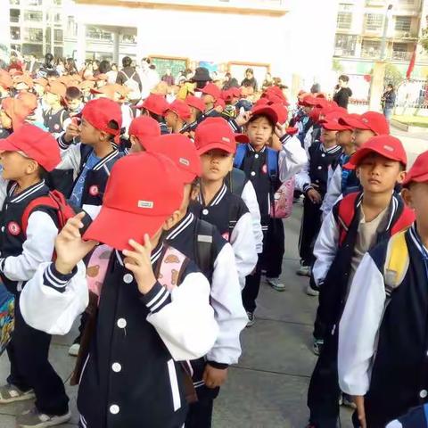 拥抱金秋，快乐童年