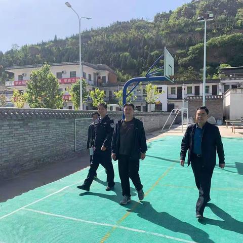 灵宝市公安局党委委员邓放朗一行到五亩乡督导禁毒工作