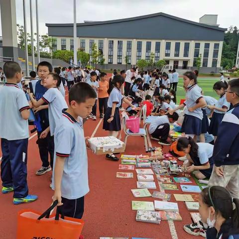 “小鬼当家，玩转跳蚤市场”——三阳芙蓉学校四年级跳蚤市场真精彩