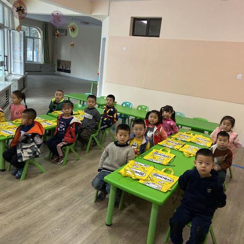 蓝天石油幼儿园幼儿园小胖图板编程课——爱吃苹果的机器人