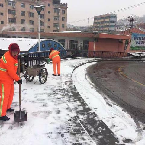 环卫公司除雪清污在行动