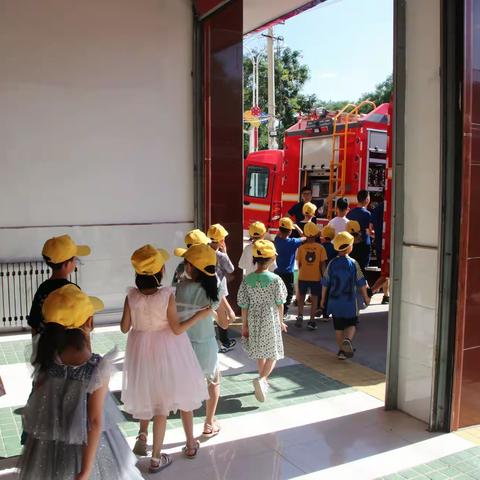 “走进消防站 ，安全记心中”——庆阳言知昱教育组织萌娃们走进红门“零距离 新体验”学习消防知识