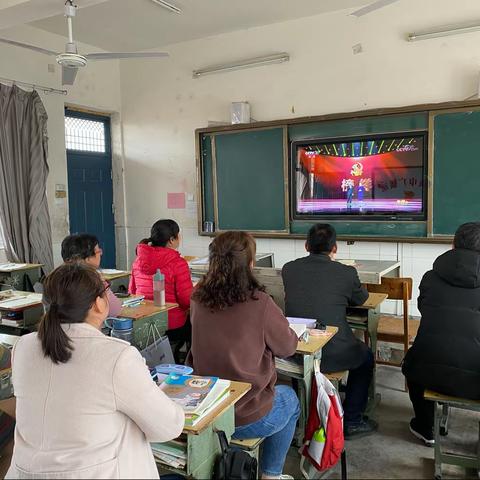 黄庄小学党支部组织观看《榜样5》专题节目